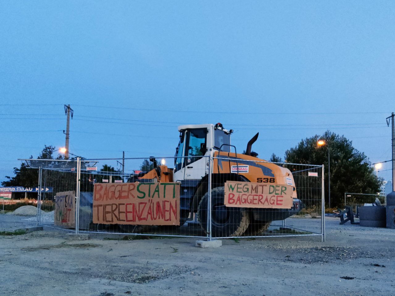 Eingez&auml;unter Bagger